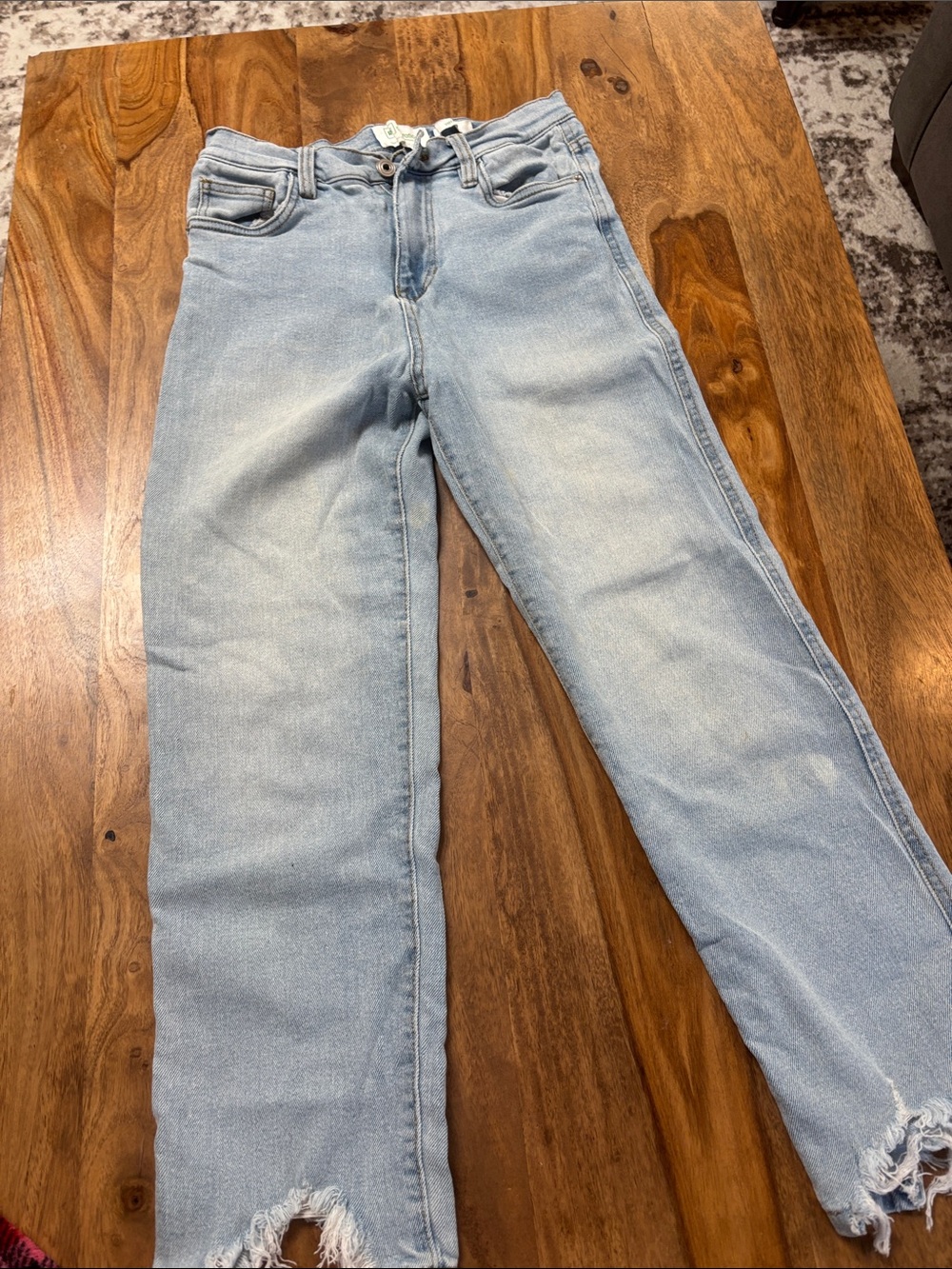 VENUS Light Blue Cropped Straight-Leg Jeans with Frayed Hem